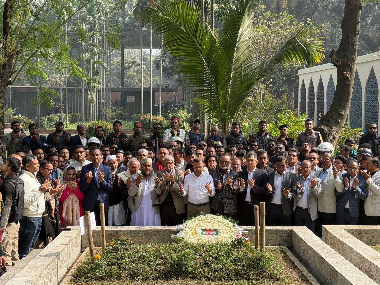 ইনকিলাব মঞ্চের মুখপাত্র শহীদ শরিফ ওসমান হাদি'র কবর জিয়ারত ও শ্রদ্ধা নিবেদন করছেন বিএনপির ভারপ্রাপ্ত চেয়ারম্যান তারেক রহমান