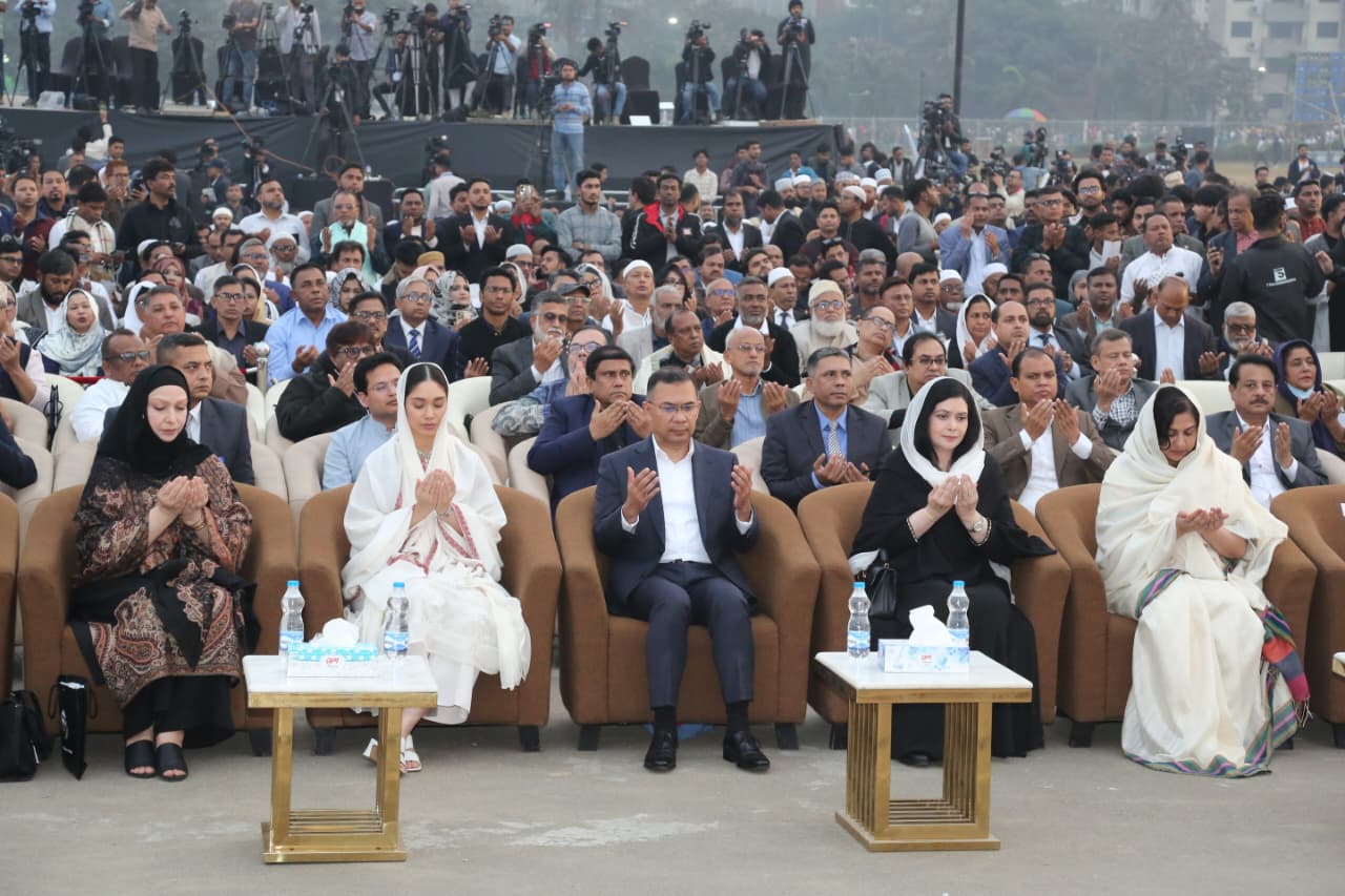 সাবেক প্রধানমন্ত্রী খালেদা জিয়ার শোকসভায় সপরিবারের উপস্থিত হলেন বিএনপি চেয়ারম্যান তারেক রহমান