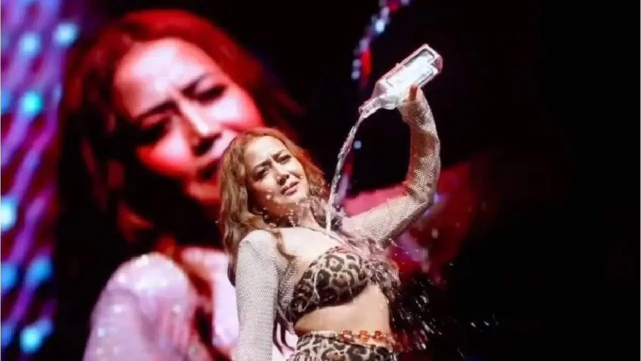 লাইভ কনসার্টে নেহা কক্কর। ভাইরাল হওয়া ভিওডি থেকে নেওয়া।
