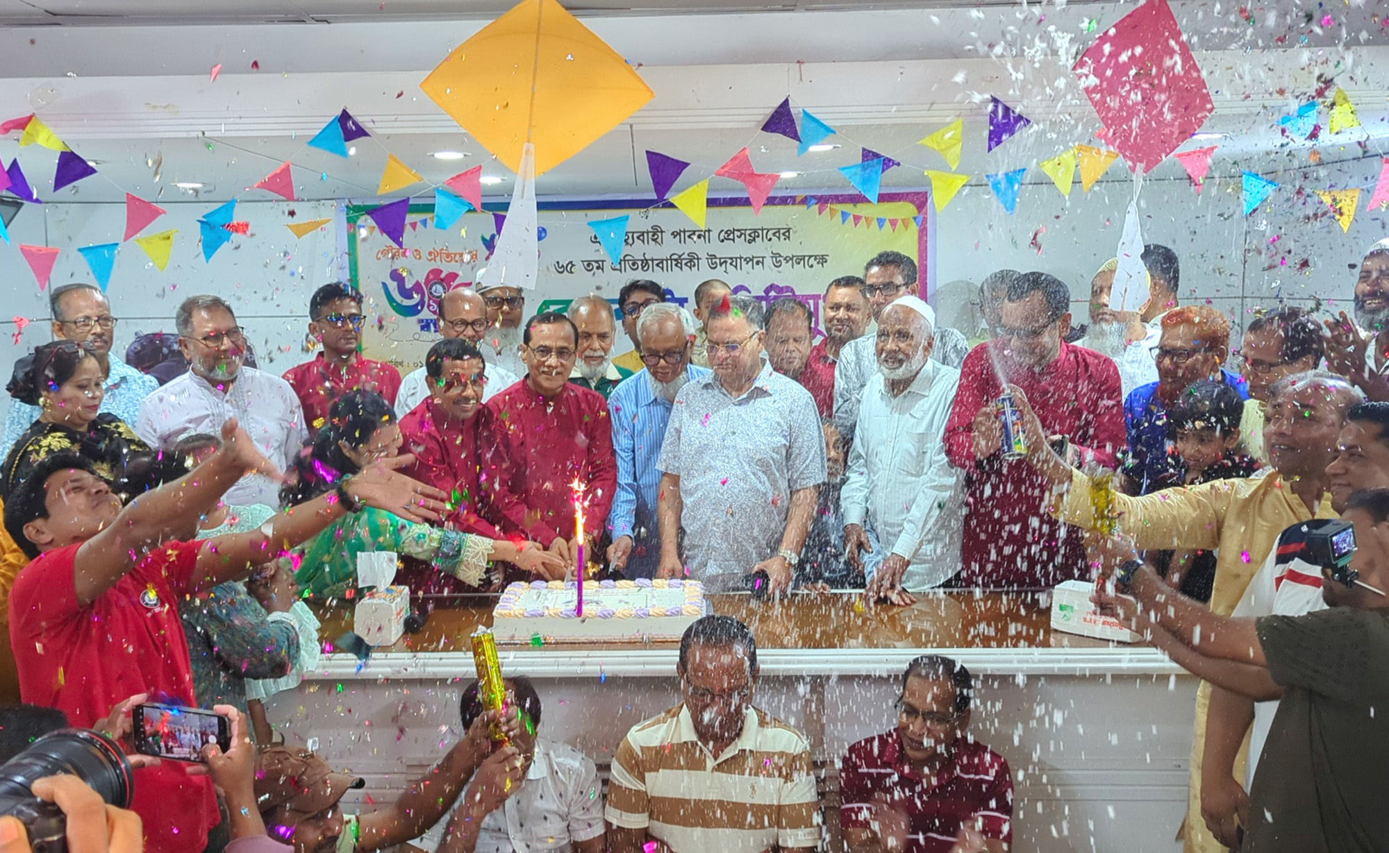 আনন্দঘন পরিবেশে ৬৫ তম বর্ষপূর্তির কেক কাটছেন অতিথিসহ সাংবাদিক সুধীজন।