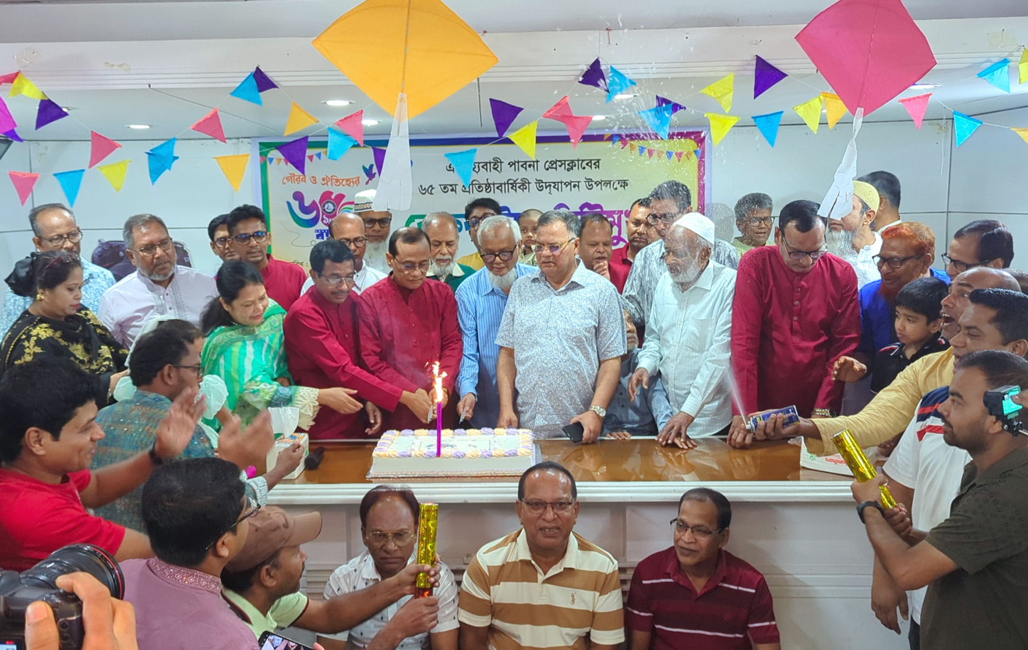 আনন্দঘন পরিবেশে ৬৫ তম বর্ষপূর্তির কেক কাটছেন অতিথিসহ সাংবাদিক সুধীজন।