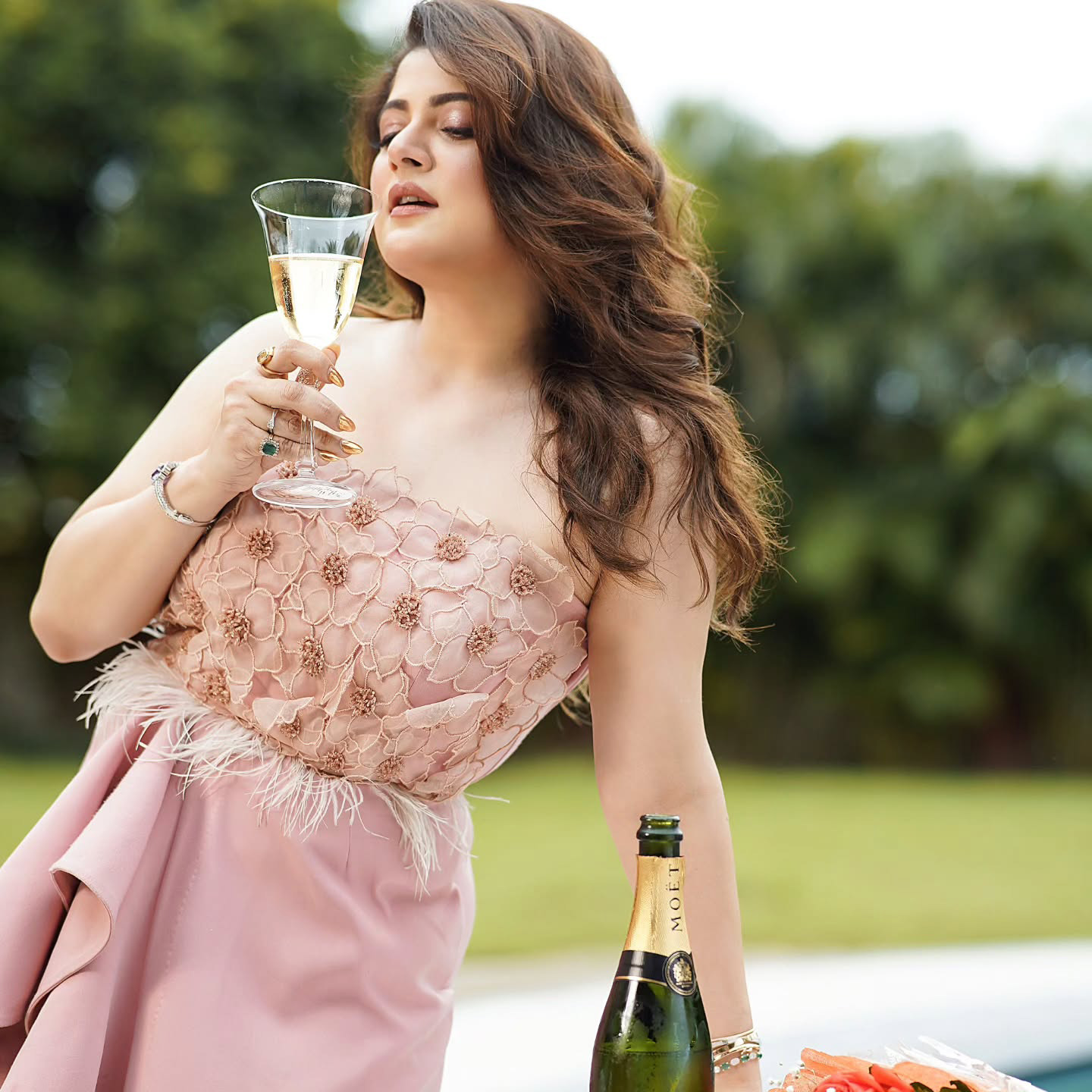 গোলাপি রঙের অফ-শোল্ডার পোশাক, খোলা চুল আর বোল্ড মেকআপে শ্রাবন্তী।