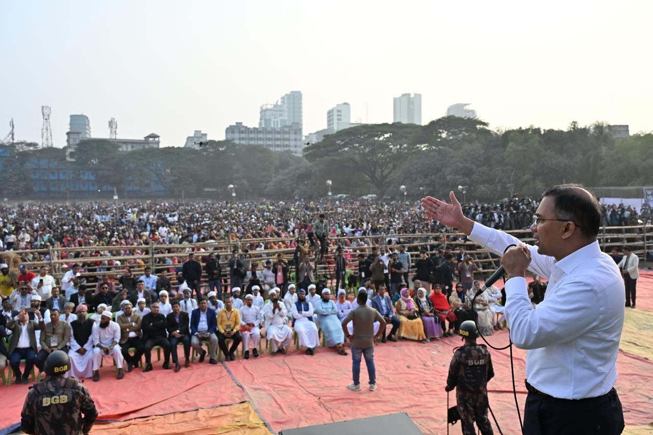 বেগম খালেদা জিয়ার রুহের মাগফেরাত কামনায় কড়াইলবাসীর আয়োজিত দোয়া মাহফিলে বক্তব্য রাখছেন তারেক রহমান।