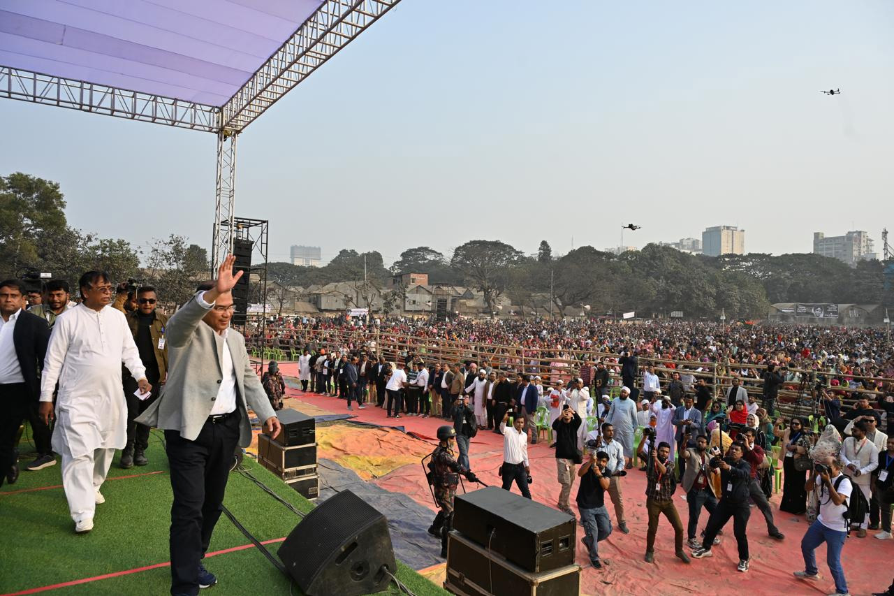 বেগম খালেদা জিয়ার রুহের মাগফেরাত কামনায় কড়াইলবাসীর আয়োজিত দোয়া মাহফিলে তারেক রহমান।