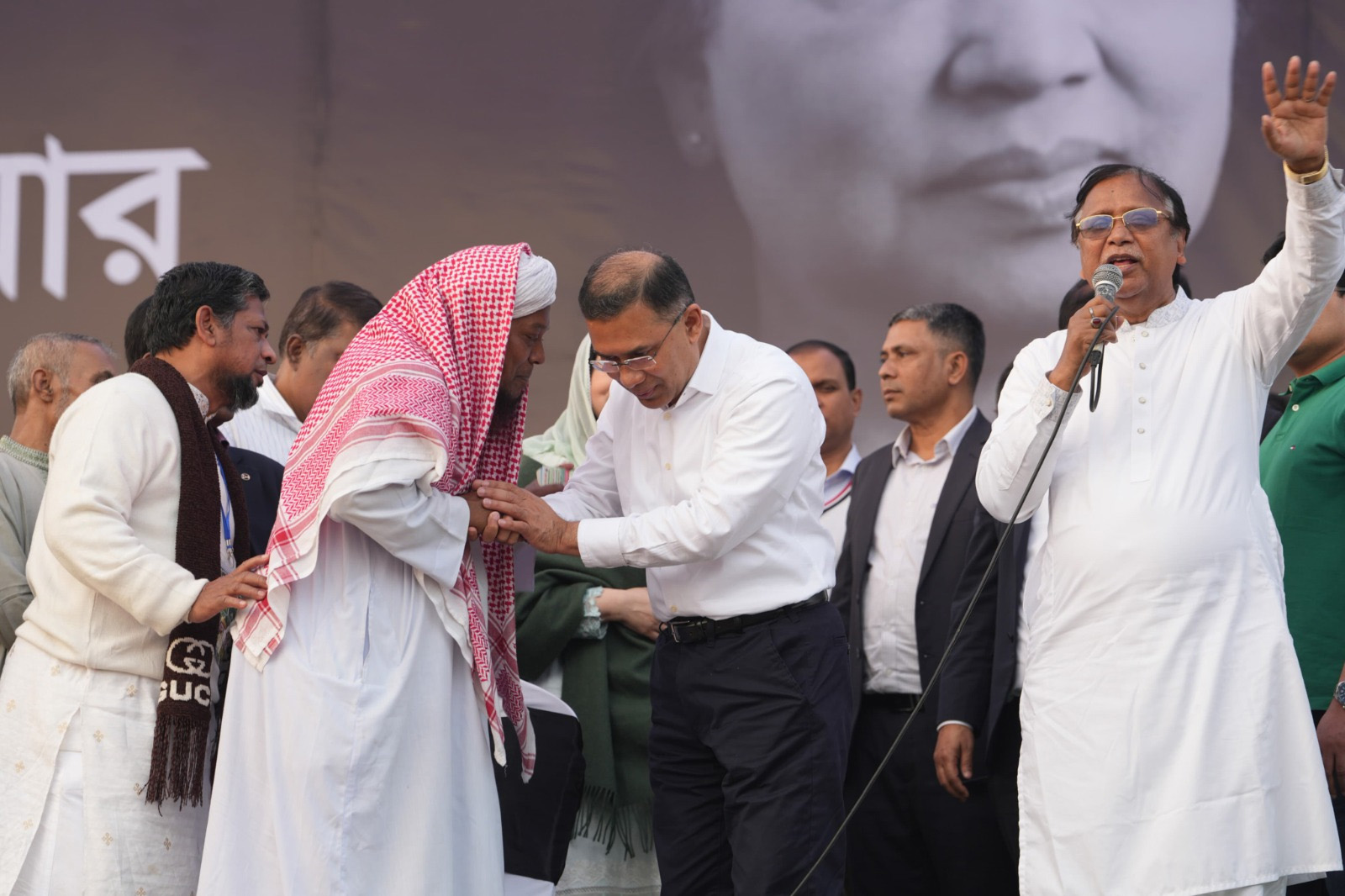 দোয়া অনুষ্ঠানে ইমাম মাওলানা মোহাম্মদ ইব্রাহিমের সাথে কথা বলছেন তারেক রহমান।