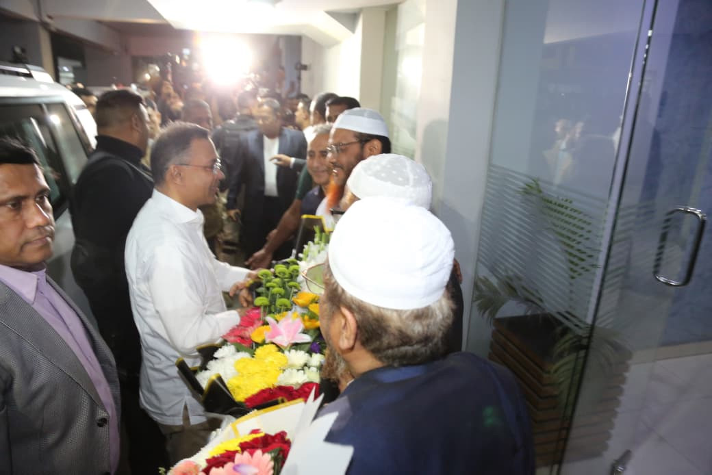 তারেক রহমানকে স্বাগত জানান মুফতি সৈয়দ মুহাম্মাদ রেজাউল করীম।